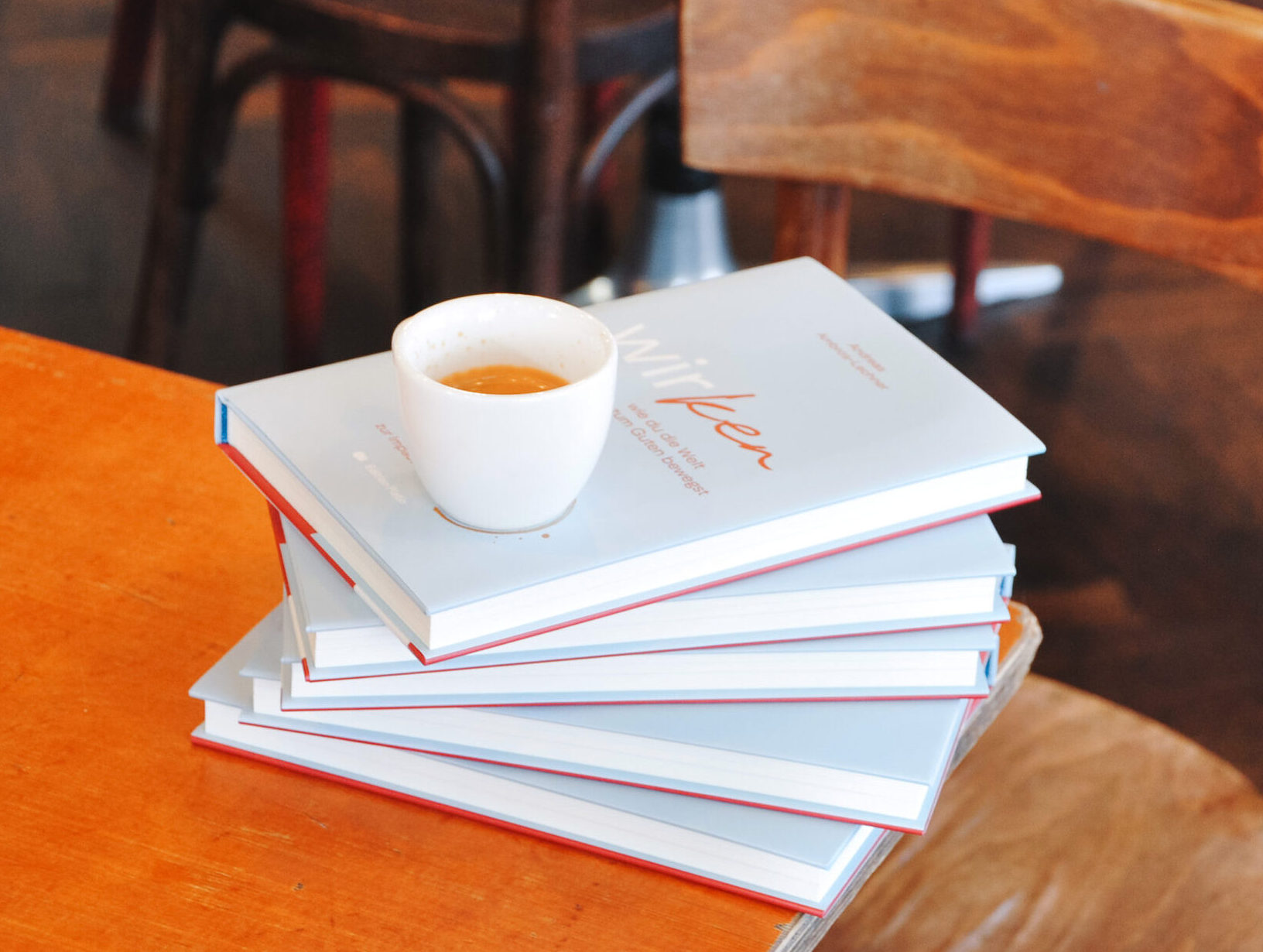 Bücherstapel "wirken" auf Kaffeetisch mit Espressotasse