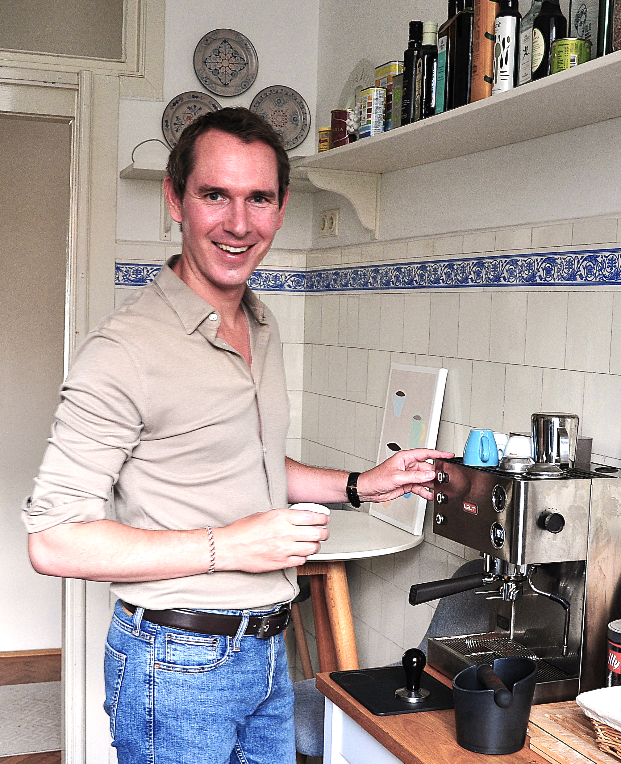 Andreas Ambros-Lechner mit Espressomaschine