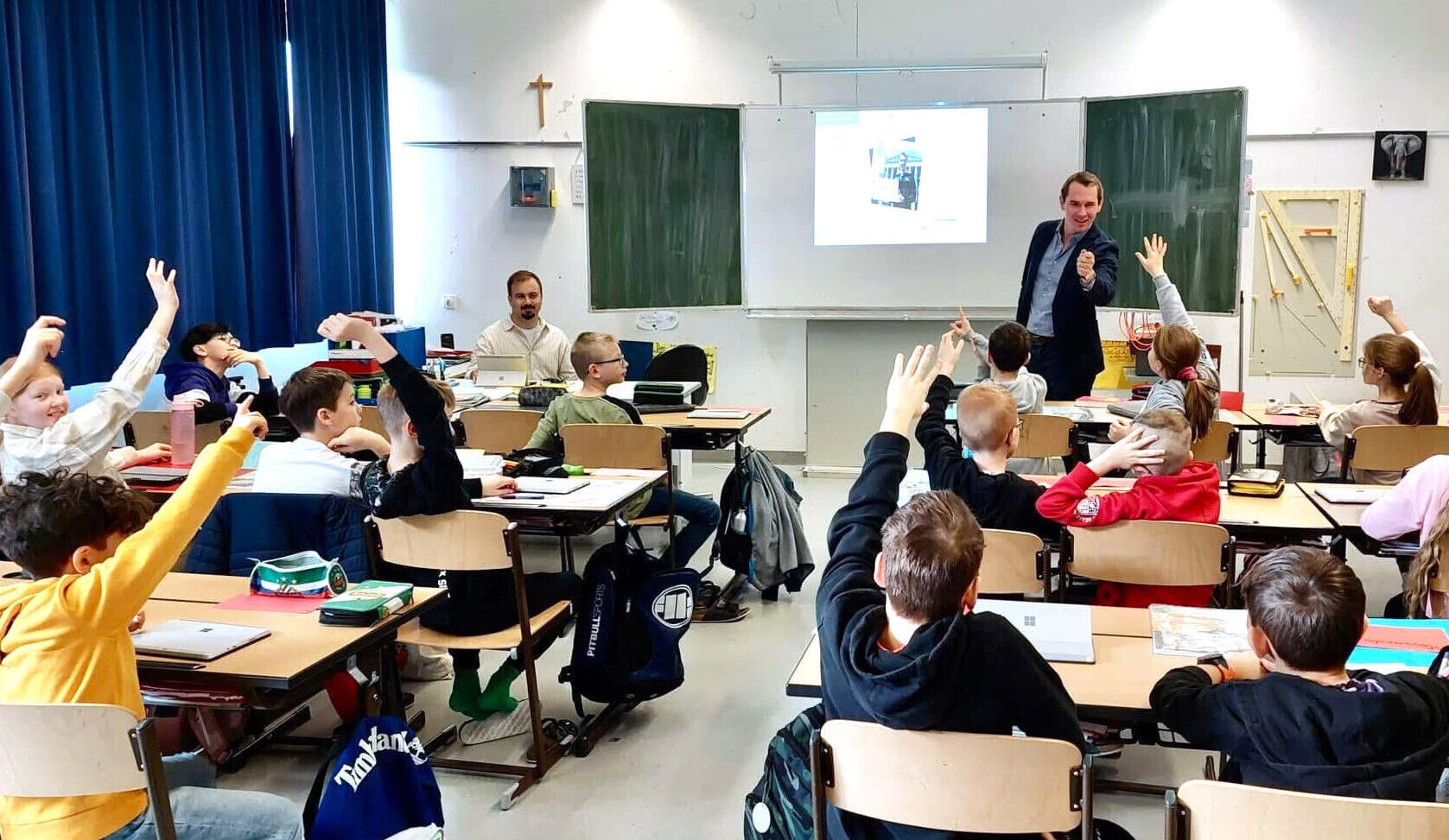 Andreas Ambros-Lechner im Klassenzimmer